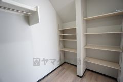 収納量たっぷりのウォークインクローゼット。ハンガーパイプ付で散らかりがちな洋服類もきれいに整理できます。