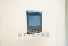 防犯はもちろん、セールスマン対策にもなるモニター付きインターホンです。 来訪者の顔が見えるので安心ですね＾＾