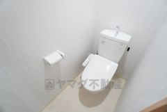 清潔感のある使い勝手の良いトイレで、毎日気持ちよくお使いいただけます。温水洗浄便座付きで、季節を問わず快適にご利用いただけます＾＾