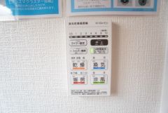 雨の日の洗濯も安心できる浴室暖房乾燥機付き浴室。リモコンで操作もボタン1つで簡単。