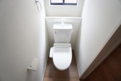 温水洗浄機付トイレです。節水機能もあるので、安心して使えますね。すっきりした見た目で、トイレ奥の掃除もしやすいです。