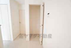 キッチン横に広々としたパントリー付き＾＾洗面室にも近く、食料品だけでなく日用品などの収納にも＾＾