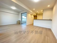 窓から光が差し込む明るいダイニングです＾＾