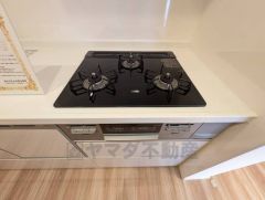 3種類の料理が同時に調理できる、3口ガスコンロ。忙しい夕食の支度時間が短縮できて効率よくお料理が楽しめます。 