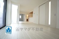 家族が集まる開放的なリビング。思い思いの時間を過ごしたり食事をしたり、素敵な団らんの場になりますね。