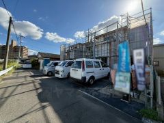 前面道路。住人以外の車の進入も少なく、小さなお子様を持つご家庭にも安心です。