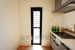 臭いのもとになりやすい生ごみなどの仮置きに便利な勝手口付き＾＾