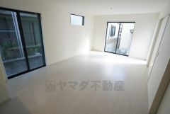 大きな掃き出し窓のあるリビングは、陽光あふれる明るい空間です。ゆったりと寛げる憩いの場となりそうです。