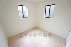 2面採光を確保した明るい室内は、風通しも良く、大変居心地の良い空間となっております。日当たりがよく、子供部屋としての利用もおすすめ。