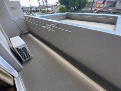 AIによる画像加工（家具・荷物の消去）を行っています。南西側に面したバルコニーは日当たり良好です。お洗濯物も気持ちよく干せそうです。日光浴をしたり、星を眺めたりも良いですね^^