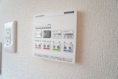 雨の日の洗濯も安心できる浴室暖房乾燥機付き浴室。リモコンで操作もボタン1つで簡単。