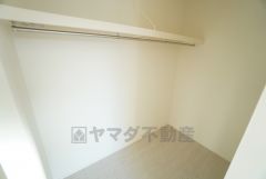 洋室にはハンガーパイプ付きのウォークインクローゼットが設けられています。たっぷり収納できるので衣替えの心配もいりませんね＾＾