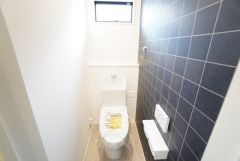 1階・2階の2ヶ所にトイレを完備。忙しい朝の身支度や就寝前など、家族の使用タイミングが重なりやすい時間帯も安心です。
