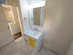 三面鏡裏収納付き洗面化粧台です＾＾ 歯磨きセットやスキンケア用品などの収納に便利ですね。 生活感も隠すことができ、来客時にも安心です。