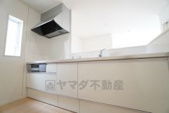 対面式キッチンなのでリビングにいるご家族とコミュニケーションを取りながら洗い物や、お料理が楽しめそうですね＾＾ 