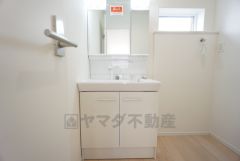 三面鏡裏収納付き洗面化粧台です＾＾ 歯磨きセットやスキンケア用品などの収納に便利ですね。