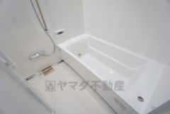 1日の疲れを癒すくつろぎのバスルーム。足を伸ばしてもゆったりと入れるサイズです。お子様と一緒にお風呂に入っても狭くないですね＾＾