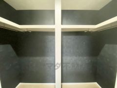 洋室にはハンガーパイプ付きのウォークインクローゼットが設けられています。たっぷり収納できるので衣替えの心配もいりませんね＾＾