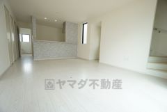 窓から光が差し込む明るいダイニングです＾＾