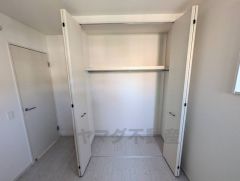 洋室にはハンガーパイプ付きのクローゼットが設けられています。たっぷり収納できるので衣替えの心配もいりませんね＾＾