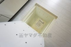 キッチンに床下収納があります。長期保存ができるもの、調理器具、防災グッズを入れておくのもいいですね。
