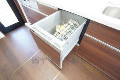 炊事時間を大幅に短縮できる食器洗浄乾燥機付き＾＾食器を洗う手間が減るので家族とのコミュニケーションの時間や自分の時間が増えますね。