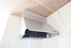 コンロ上には換気扇完備＾＾すぐ横に小窓が設けられているので、換気扇と合わせてWで換気できます＾＾