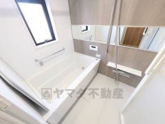 1日の疲れを癒すくつろぎのバスルーム。雨の日のお洗濯にも嬉しい浴室乾燥付き。換気機能付きなのでお風呂のカビ予防にもなります＾＾ 