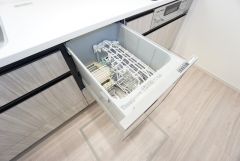 食事の後の手間を解消する食器洗い乾燥機付。冬場の洗い物で手荒れの悩みもなくなります。手洗いよりも節約できて便利。