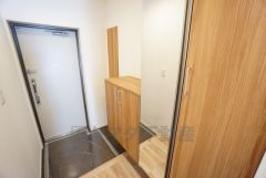 ご家族の靴をスッキリと片付けられるシューズボックス付きの玄関です＾＾スッキリと片付いた玄関は気持ちがいいです。鏡付きで外出時の身だしなみチェックに便利です＾＾ 