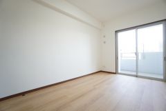 6帖。主寝室としてお使いいただけそうなこちらのお部屋は、日当たりが良く、爽やかな風を感じて起きる朝は、快適生活の始まりに。 