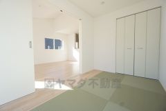 5帖。リビング隣には、ホッとできる和室を用意。客間としてはもちろん、お子様のお昼寝スペースや書斎としても活躍してくれそうです＾＾