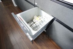 炊事時間を大幅に短縮できる食器洗浄乾燥機付き＾＾食器を洗う手間が減るので家族とのコミュニケーションの時間や自分の時間が増えますね。