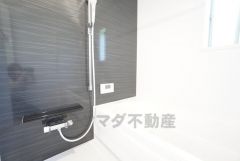 1日の疲れを癒すくつろぎのバスルーム。足を伸ばしてもゆったりと入れるサイズです。お子様と一緒にお風呂に入っても狭くないですね＾＾ 