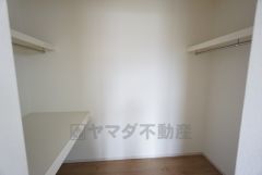 寝室にはハンガーパイプ付きのウォークインクローゼットが設けられています。たっぷり収納できるので衣替えの心配もいりませんね＾＾ 