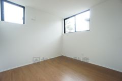 4.5帖。2面採光を確保した明るい室内は、風通しも良く、大変居心地の良い空間となっております。日当たりがよく、子供部屋としての利用もおすすめ。