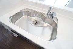 広々としたステンレスシンクには、洗剤やスポンジを収納出来るラック付き。広さも確保しているので、大きなお鍋も洗いやすいです。