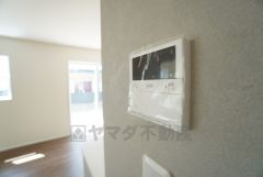 給湯器リモコンはキッチン横からボタンひとつで操作が楽々。通話ボタン付きでお子様とも会話ができて安心です。