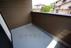 幅広のインナーバルコニーは多少の雨でも洗濯物を守ってくれ、家事を助けてくれること間違いなし。眩しすぎる日差しも和らげます。