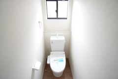 1階2階の2ヶ所にトイレがありますので、忙しい朝にも家族に気を使わず、ゆとりが生まれますね＾＾ 小窓付きで換気する時に便利です＾＾