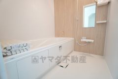 1日の疲れを癒すくつろぎのバスルーム。足を伸ばしてもゆったりと入れるサイズです。お子様と一緒にお風呂に入っても狭くないですね＾＾