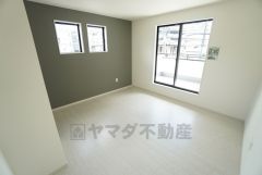 7.5帖。主寝室としてお使いいただけそうなこちらのお部屋は、日当たりが良く、爽やかな風を感じて起きる朝は、快適生活の始まりに。アクセントクロスでお洒落な室内です＾＾ 