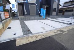 こちらの家には停めやすい並列駐車が2台分ついてます。マイカー用に、お客さま用に、余裕を持ってご利用いただけます。