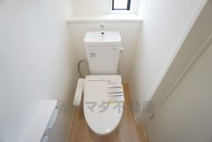 1階2階の2ヶ所にトイレがありますので、忙しい朝にも家族に気を使わず、ゆとりが生まれますね＾＾ 小窓付きで換気する時に便利です＾＾
