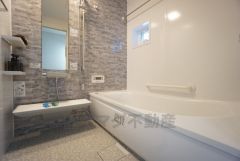 1日の疲れを癒すくつろぎのバスルーム。足を伸ばしてもゆったりと入れるサイズです。通話機能付き。