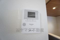 防犯はもちろん、セールスマン対策にもなるモニター付きインターホンです。 来訪者の顔が見えるので安心ですね＾＾