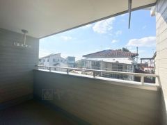 幅広のインナーバルコニーは多少の雨でも洗濯物を守ってくれ、家事を助けてくれること間違いなし。眩しすぎる日差しも和らげます。