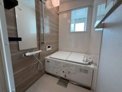 1日の疲れを癒すくつろぎのバスルーム。雨の日のお洗濯にも嬉しい浴室乾燥付き。換気機能付きなのでお風呂のカビ予防にもなります＾＾ 