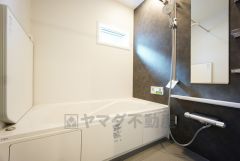 1日の疲れを癒すくつろぎのバスルーム。足を伸ばしてもゆったりと入れるサイズです。お子様と一緒にお風呂に入っても狭くないですね＾＾