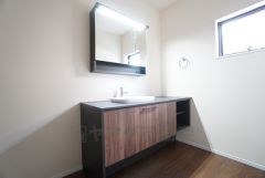 三面鏡裏収納付き洗面化粧台です＾＾ 歯磨きセットやスキンケア用品などの収納に便利ですね。 生活感も隠すことができ、来客時にも安心です。